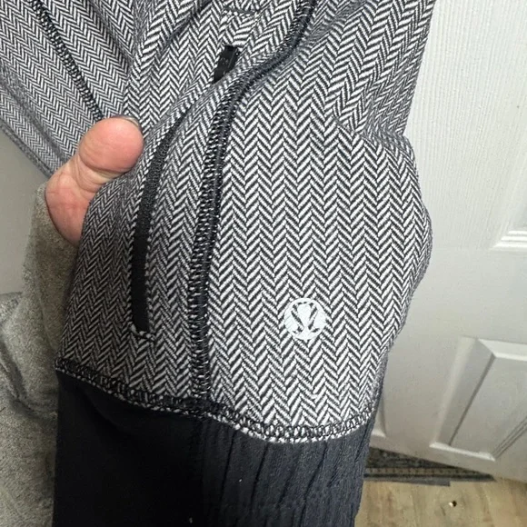 Lululemon Think Fast Hoodie Women Size 10 Black Herringbone Sweatshirt - Picture 7 of 8